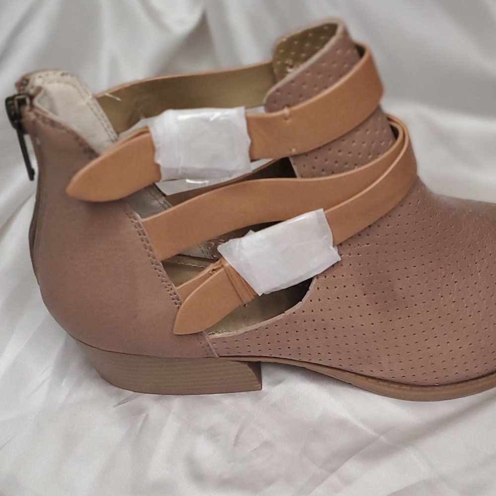 Kenneth Ankle Round Toe Sandals